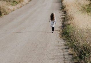 Mαρούσι: «Η 4χρονη είχε δάκρυα στα μάτια, είπε ότι μάλωσαν οι γονείς της» – Τι λέει ο οδηγός ταξί την εντόπισε