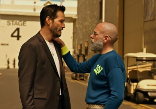 Γιατί όλοι σιχαίνονται τον Κιάνου Ριβς; Το τρέιλερ του Outcome ψάχνει απαντήσεις