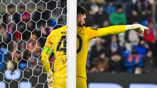 Έπος: Τερματοφύλακας έδιωξε και έστειλε την μπάλα σε μπαλκόνι σπιτιού! (vid)