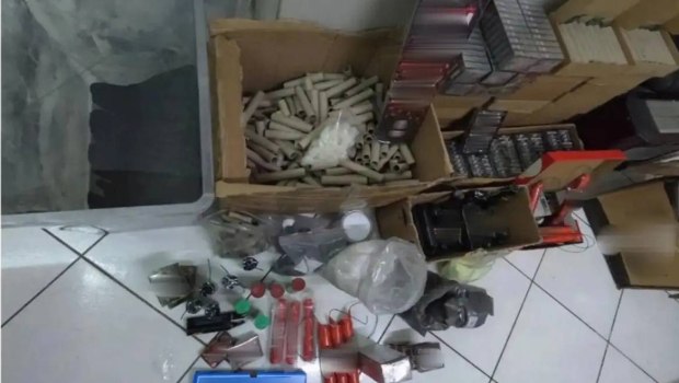 Άγιος Δημήτριος: Συνελήφθησαν 16χρονος και ο πατέρας του – Έκανε το παιδικό δωμάτιο εργαστήριο για κροτίδες