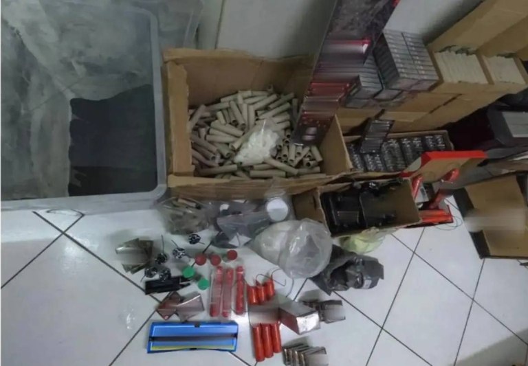 Άγιος Δημήτριος: Συνελήφθησαν 16χρονος και ο πατέρας του – Έκανε το παιδικό δωμάτιο εργαστήριο για κροτίδες