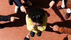 Βία και παραβατικότητα ανηλίκων: Τα ΜΜΕ διαστρεβλώνουν την πραγματικότητα υποστηρίζει ο ένας στους δύο