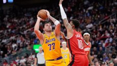 Με νίκες συνέχισαν Σέλτικς και Λέικερς