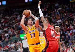 Με νίκες συνέχισαν Σέλτικς και Λέικερς