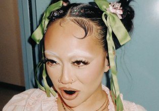 Tα μαύρα δόντια επιστρέφουν κόντρα στα δυτικά πρότυπα ομορφιάς