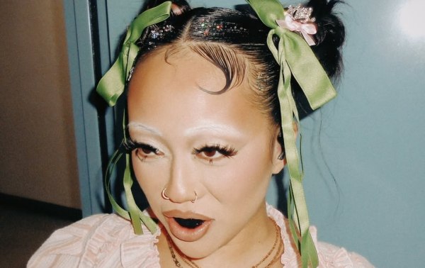 Tα μαύρα δόντια επιστρέφουν κόντρα στα δυτικά πρότυπα ομορφιάς