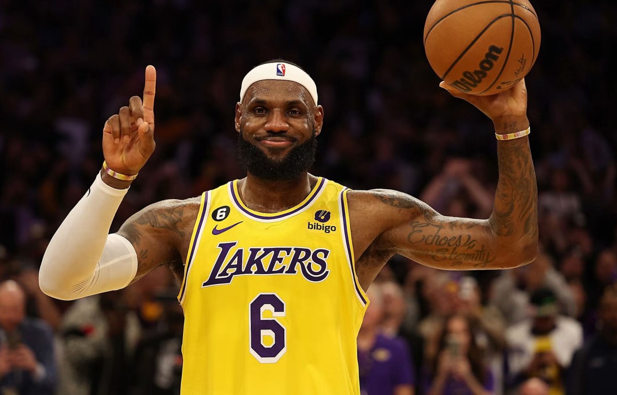 Ο Βασιλιάς… προελαύνει: Ο Λεμπρόν Τζέιμς συνεχίζει να σαρώνει τα ρεκόρ στο NBA! (vids)