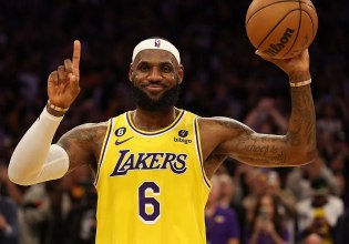 Ο Βασιλιάς… προελαύνει: Ο Λεμπρόν Τζέιμς συνεχίζει να σαρώνει τα ρεκόρ στο NBA! (vid)