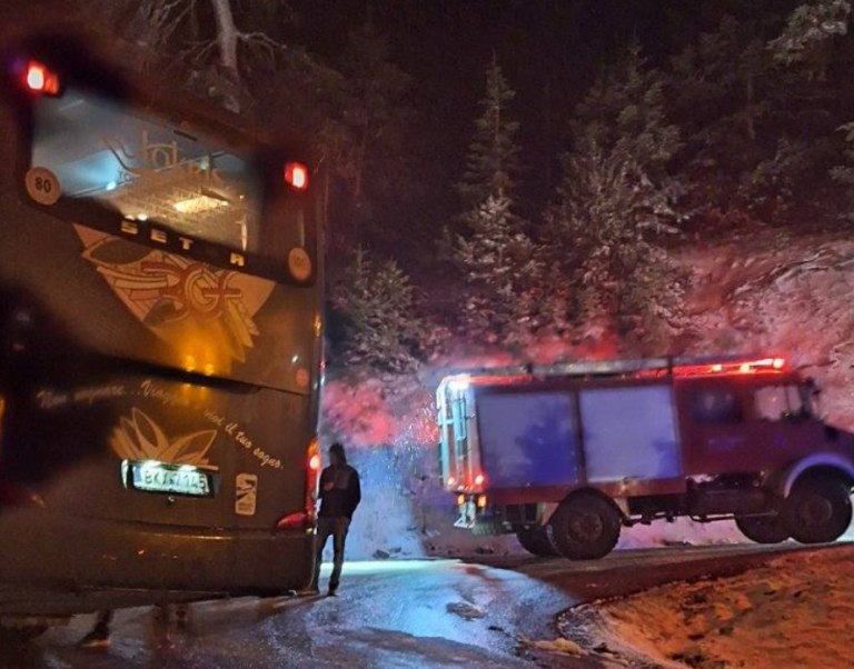 Προβλήματα από τον χιονιά στην ορεινή Αιτωλοακαρνανία – Απεγκλωβίστηκε λεωφορείο με μαθητές κοντά στο Λαμπίρι