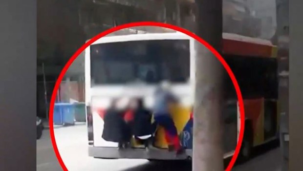 Βίντεο ντοκουμέντα με επικίνδυνα challenges ανηλίκων – Ρισκάρουν τη ζωή τους για τα likes στα social media