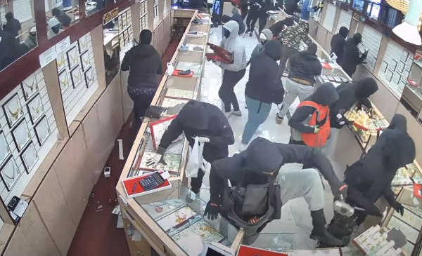 Κινηματογραφική ληστεία στην Καλιφόρνια – Συμμορία εισβάλει σε κοσμηματοπωλείο – Αρπάζουν λεία 1,4 εκατ. ευρώ σε 1 λεπτό