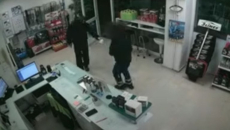 Αγρίνιο: Παραδόθηκε συνοδεία ιερέα ο ληστής σε πρατήριο βενζίνης – Εξομολογήθηκε και επέστρεψε τα 695 ευρώ