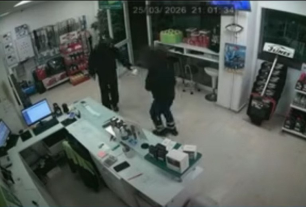 Αγρίνιο: Παραδόθηκε συνοδεία ιερέα ο ληστής σε πρατήριο βενζίνης – Εξομολογήθηκε και επέστρεψε τα 695 ευρώ