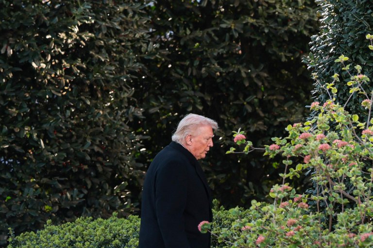 Περίεργα πονταρίσματα επενδυτών λίγο πριν τις δηλώσεις Τραμπ για συνομιλίες με το Ιράν