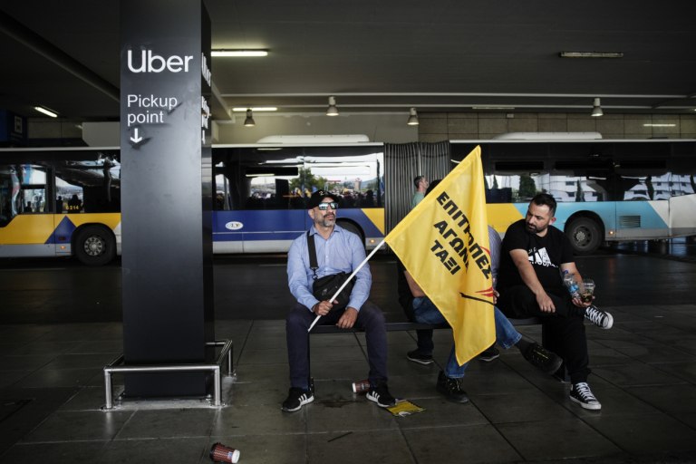 Διπλή κρούση από ΙΟΒΕ και Επιτροπή Ανταγωνισμού για το άνοιγμα της αγοράς των ταξί
