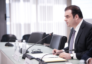 Πιερρακάκης: Το Δημόσιο δεν θα ασκήσει ένδικα μέσα για τις αποζημιώσεις στην τραγωδία των Τεμπών