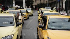 Πέρασε το νομοσχέδιο του υπουργείου Μεταφορών, παρά τις αντιδράσεις των επαγγελματικών ταξί