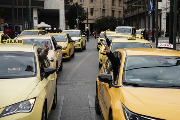 Πέρασε το νομοσχέδιο του υπουργείου Μεταφορών, παρά τις αντιδράσεις των επαγγελματικών ταξί