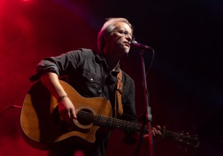 Την Παρασκευή 12 Ιουνίου ο Μίλτος Πασχαλίδης ανεβαίνει στο Θέατρο Βράχων για την καθιερωμένη, μεγάλη καλοκαιρινή του συναυλία