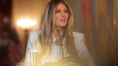 ΗΠΑ: Ο Έλληνας πρέσβης στην Ουάσιγκτον πρόλαβε το διπλωματικό ατόπημα της Μελάνια Τραμπ