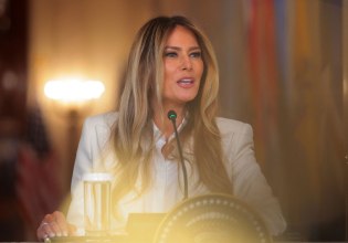 ΗΠΑ: Ο Έλληνας πρέσβης στην Ουάσιγκτον πρόλαβε το διπλωματικό ατόπημα της Μελάνια Τραμπ