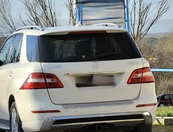 εικόνα που δείχνει το αυτοκίνητο που χρησιμοποίησαν οι διακινητές στη Θεσσαλονίκη