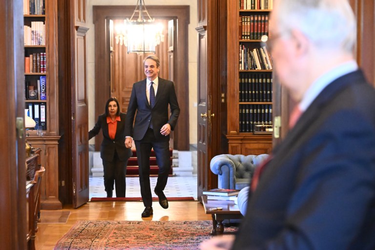 Μέτρα – ασπιρίνες για το τσουνάμι ακρίβειας σε καύσιμα και σούπερ μάρκετ – Πλαφόν για ένα τρίμηνο στο περιθώριο κέρδους η «λύση» Μητσοτάκη