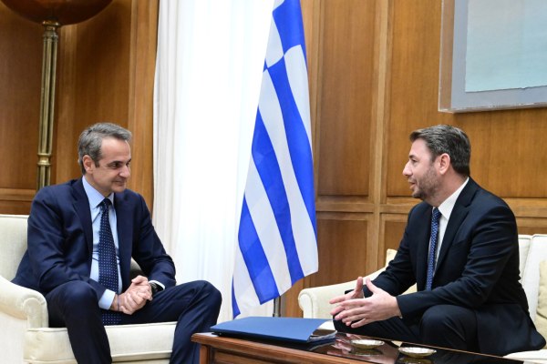 Τους πολιτικούς αρχηγούς ενημερώνει ο Μητσοτάκης – Πρώτη συνάντηση με Ανδρουλάκη – Έκτακτη συνεδρίαση του ΕΣΕΠ