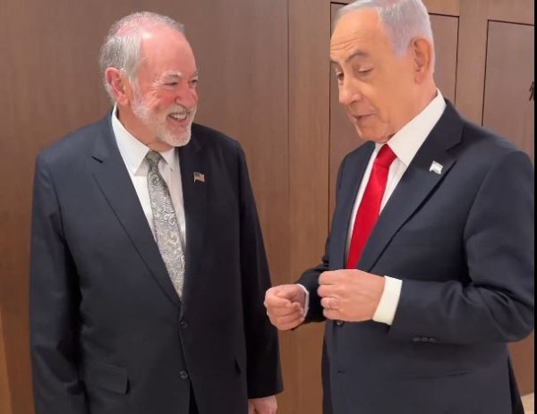 Ο Νετανιάχου χλευάζει ξανά τις θεωρίες ότι έχει πεθάνει: «Ναι, είμαι ζωντανός, κάνουμε χειραψίες με πέντε δάχτυλα»