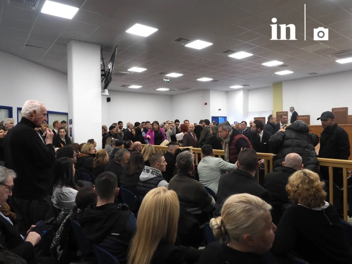 Όσα έγιναν την πρώτη μέρα της δίκης για τα Τέμπη – Οργή και αγανάκτηση σε μια ανεπαρκή αίθουσα