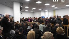 Όσα έγιναν την πρώτη μέρα της δίκης για τα Τέμπη – Οργή και αγανάκτηση σε μια ανεπαρκή αίθουσα