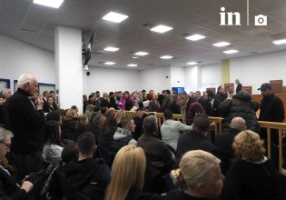 Όσα έγιναν την πρώτη μέρα της δίκης για τα Τέμπη – Οργή και αγανάκτηση σε μια ανεπαρκής αίθουσα