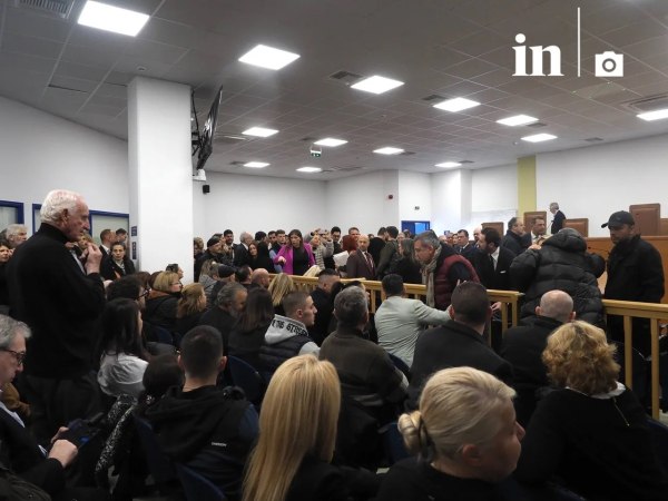 Όσα έγιναν την πρώτη μέρα της δίκης για τα Τέμπη – Οργή και αγανάκτηση σε μια ανεπαρκή αίθουσα