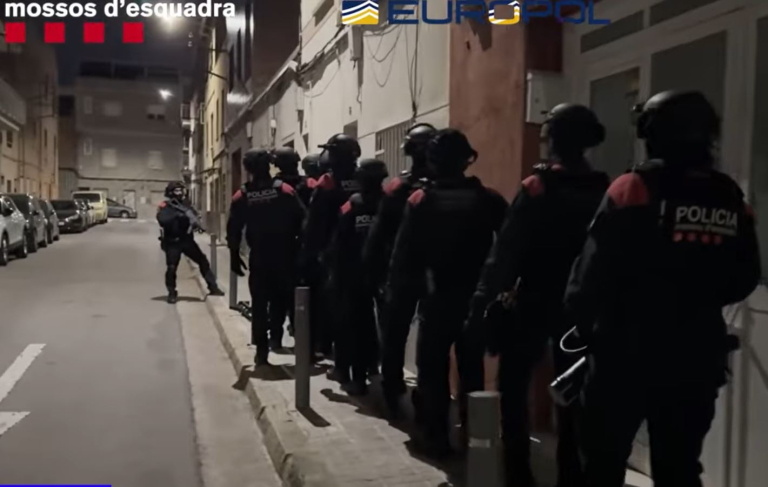 Διεθνής επιχείρηση κατά της τουρκικής μαφίας με τη συμμετοχή της ΕΛ.ΑΣ. – 21 συλλήψεις, βρέθηκαν όπλα και ναρκωτικά