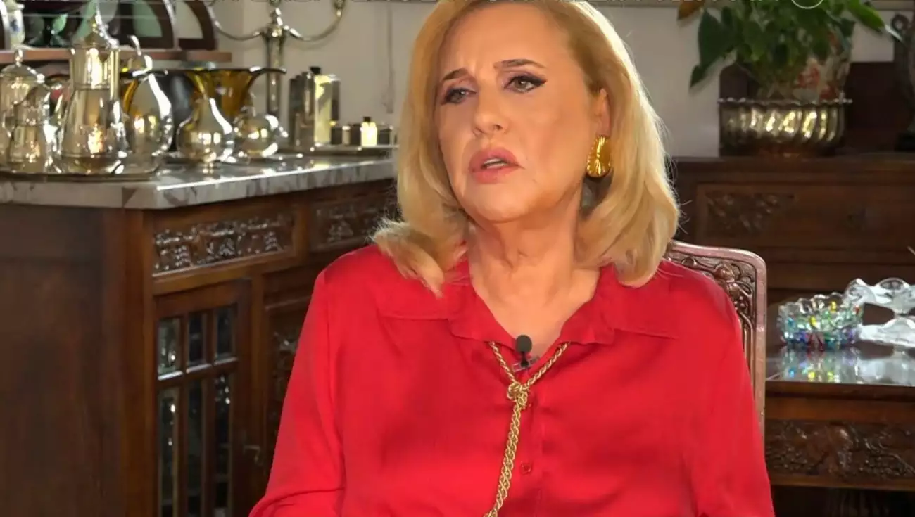 Λόλα Νταϊφά: «Μου έκλεψαν τα σκουλαρίκια και μετά είδα τον Τσαγκαράκη να τα βγάζει σε δημοπρασία» καταγγέλλει