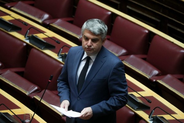 Παραιτείται από βουλευτής και παραδίδει την έδρα του στο ΠΑΣΟΚ ο Κωνσταντινόπουλος μετά τη διαγραφή του από την ΚΟ