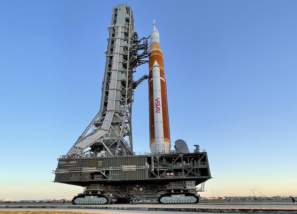 O SLS μεταφέρεται όρθιος με αυτό το γιγάντιο ερπυστριοφόρο όχημα (NASA)