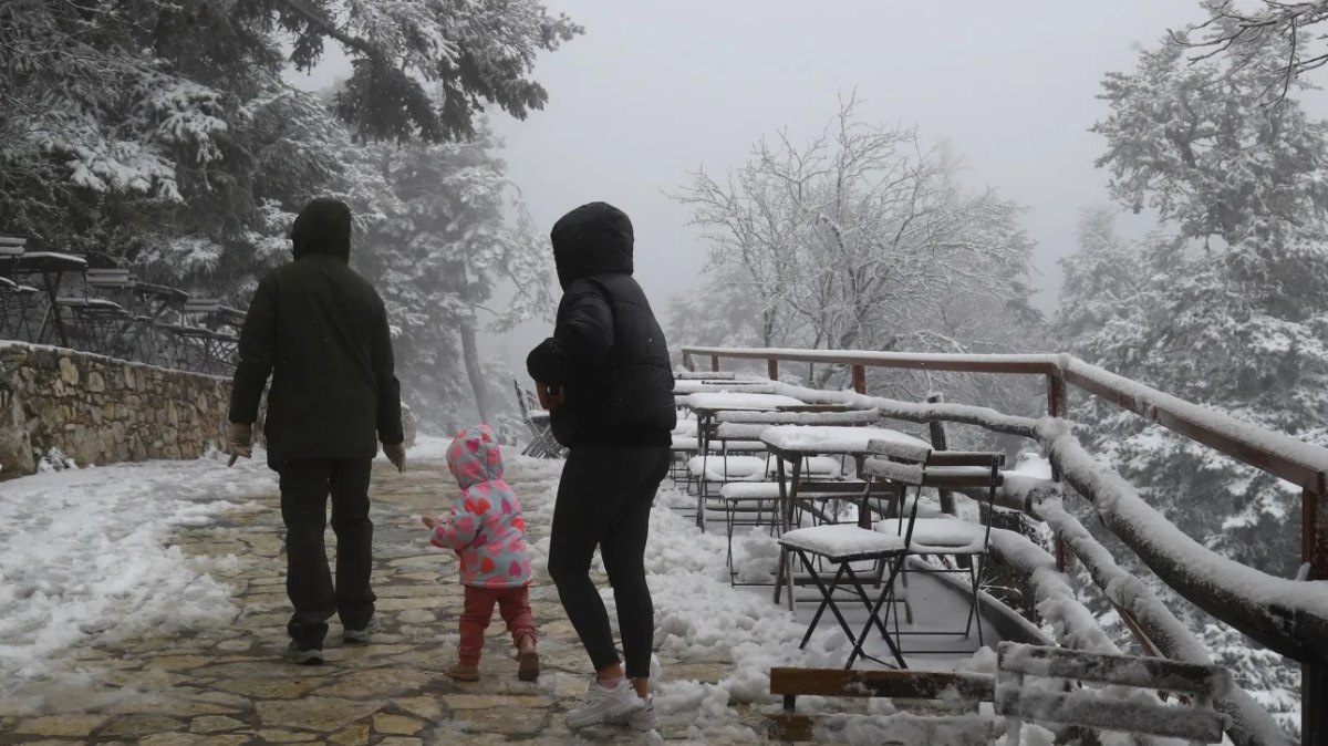 Χιόνισε στην κορυφή της Πάρνηθας – Στα «λευκά» τα καταφύγια
