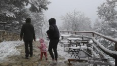Χιόνισε στην κορυφή της Πάρνηθας – Στα «λευκά» τα καταφύγια