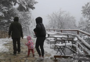 Χιόνισε στην κορυφή της Πάρνηθας – Στα «λευκά» τα καταφύγια