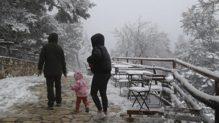 Χιόνισε στην κορυφή της Πάρνηθας – Στα «λευκά» τα καταφύγια