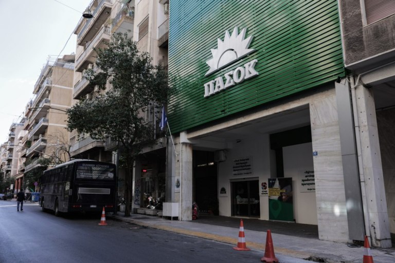 ΠΑΣΟΚ: Ο Πελεγρίνης, ο «νόμος Διαμαντοπούλου» και η «φύρδην μίγδην» διεύρυνση του Δούκα