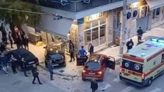 Σοβαρό τροχαίο στην Πάτρα – ΙΧ κατέληξε σε σούπερ μάρκετ μετά από σύγκρουση