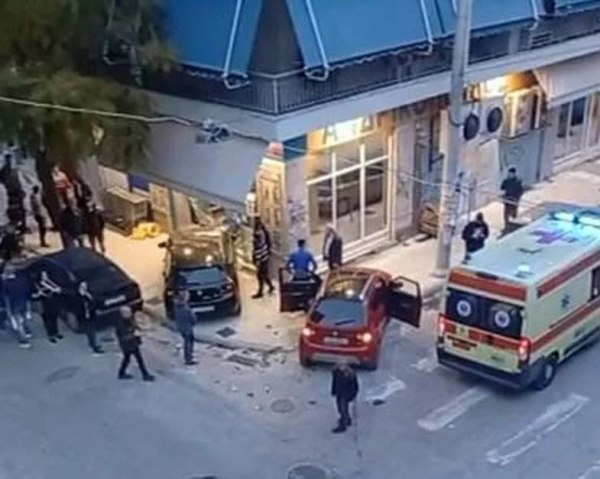 Σοβαρό τροχαίο στην Πάτρα – ΙΧ κατέληξε σε σούπερ μάρκετ μετά από σύγκρουση