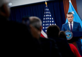 Ιράν: Ο Χέγκσεθ κυνηγούσε επένδυση στην αμυντική βιομηχανία πριν ξεσπάσει ο πόλεμος, γράφουν οι FT