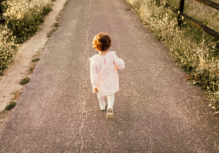 Μαρούσι: Ανήλικη περιπλανιόταν μόνη της στον δρόμο – Συνελήφθησαν οι γονείς της