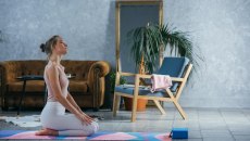 Γιόγκα: Επτά στάσεις χωρίς να χρειαστεί να σηκωθείς από την καρέκλα σου