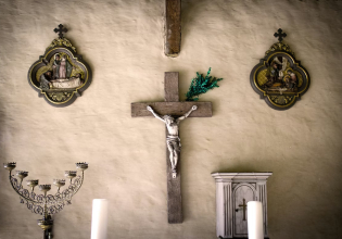 Μεγαλώνοντας σε αίρεση: Όταν ο «νόμος του Θεού» έγινε τρόμος