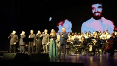 Υπόκλιση στη «φωνή της ψυχής μας»: Η συναυλία – αφιέρωμα στον Αντώνη Καλογιάννη συγκίνησε το θέατρο Παλλάς