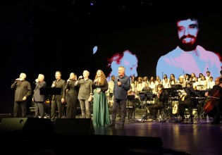 Υπόκλιση στη «φωνή της ψυχής μας»: Η συναυλία – αφιέρωμα στον Αντώνη Καλογιάννη συγκίνησε το θέατρο Παλλάς